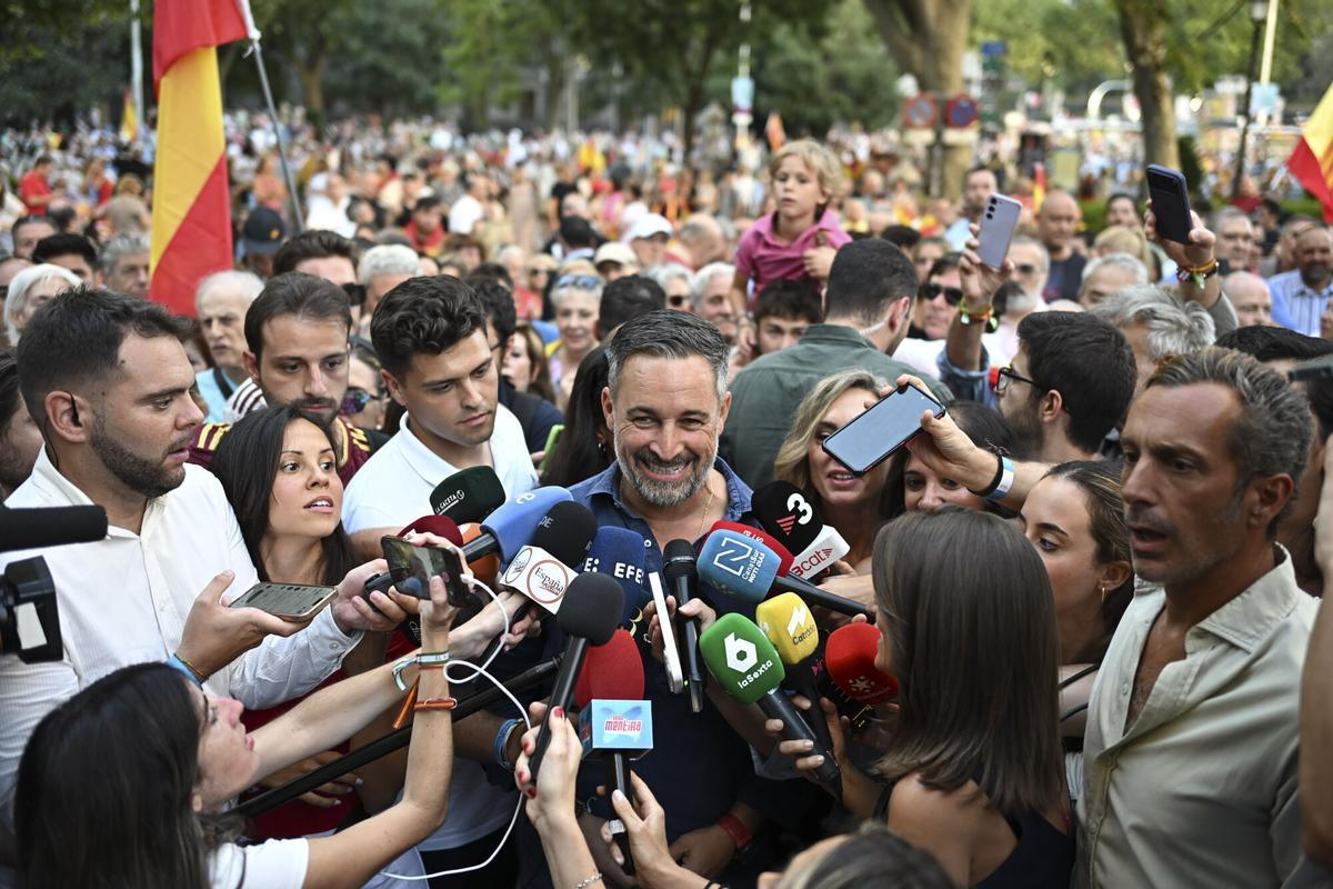 El líder de Vox, Santiago Abascal (c), hace declaraciones en la manifestación con motivo del Día de Ceuta en Madrid. El líder de Vox, Santiago Abascal (c), hace declaraciones en la manifestación con motivo del Día de Ceuta en Madrid.