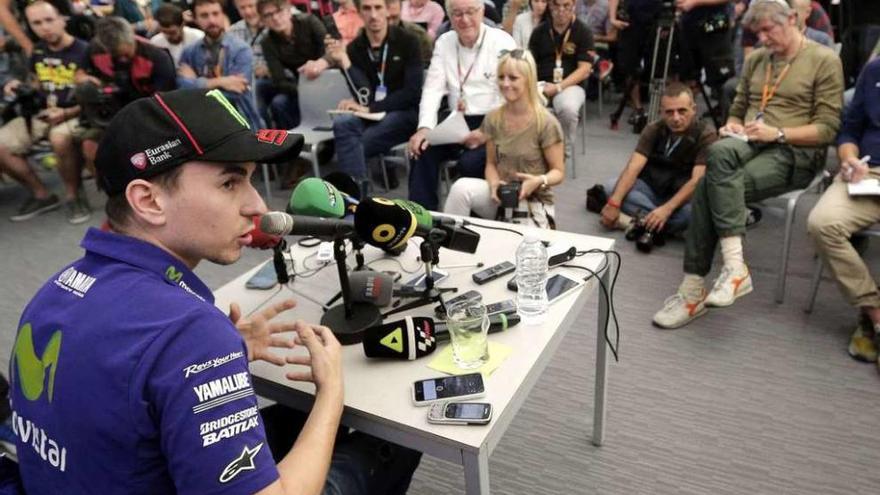 Jorge Lorenzo, en la multitudinaria rueda de prensa que dio ayer en Cheste.