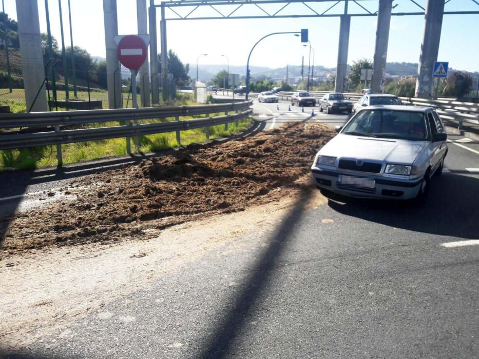 Vuelca un camión con estiércol en Alvedro