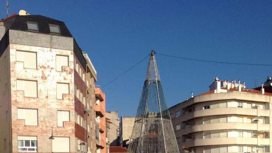 Árbol luminoso, en la Praza dos Barcos, en Sanxenxo. // Fdv