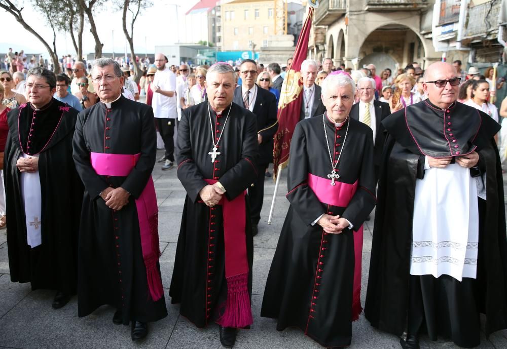 Miles de fieles acompañan a la imagen del nazareno en la tradicional procesión por el centro de la ciudad con principio y final en la Colegiata.