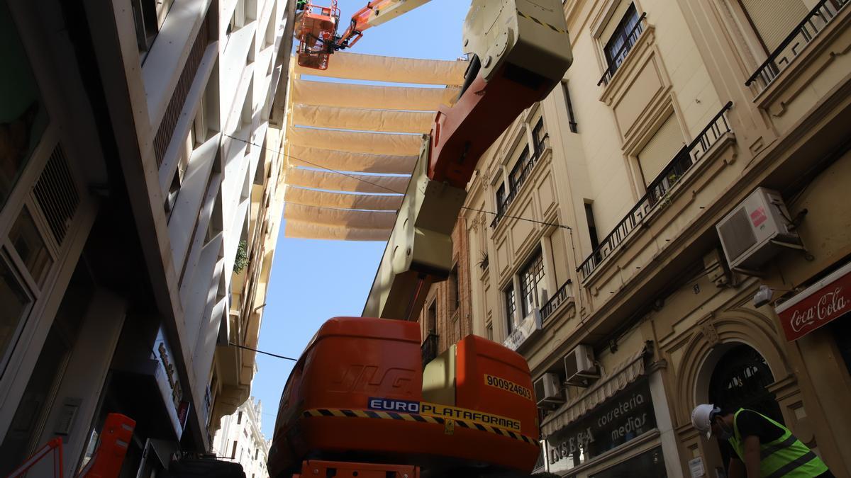 Instalación de toldos en las calles del centro de Córdoba, en una imagen de archivo.