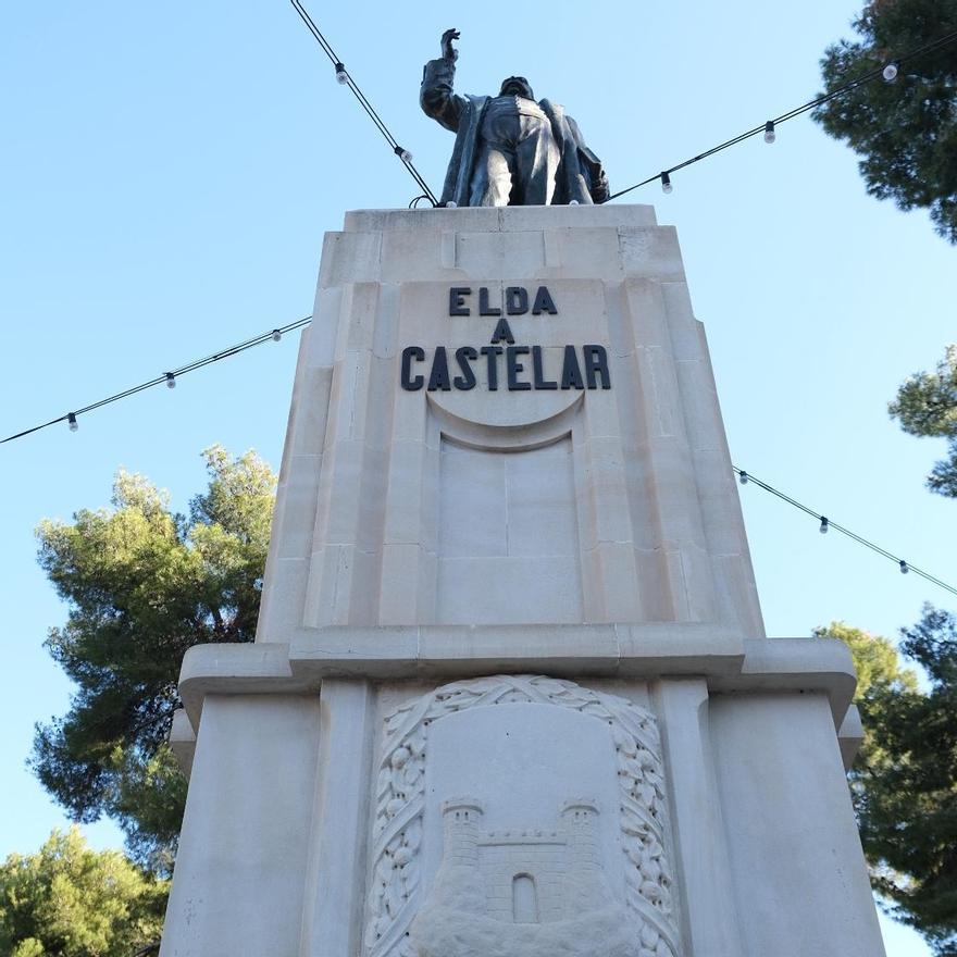 El monumento al eldense más universal en la plaza que lleva su nombre.