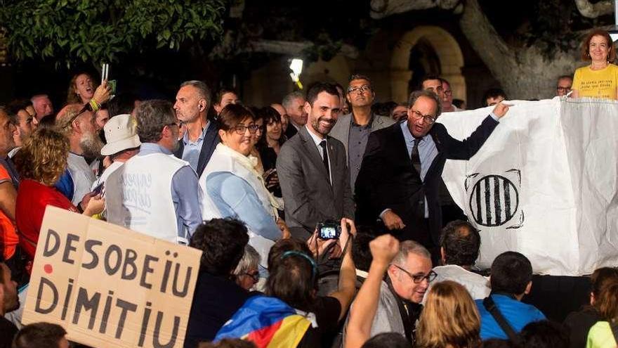 Roger Torrent y Quim Torra reciben a los manifestantes en las inmediaciones del Parlament, anoche. // Efe