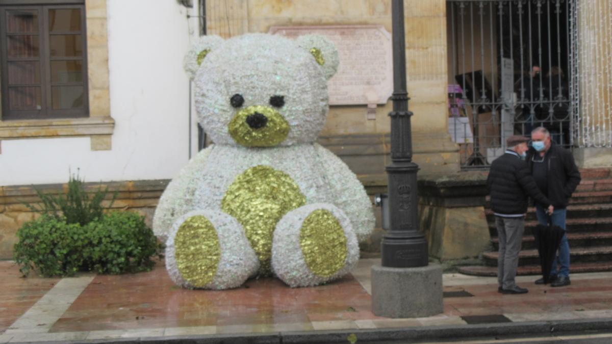 El oso, de nuevo estrella de la Navidad en Cangas de Onís.