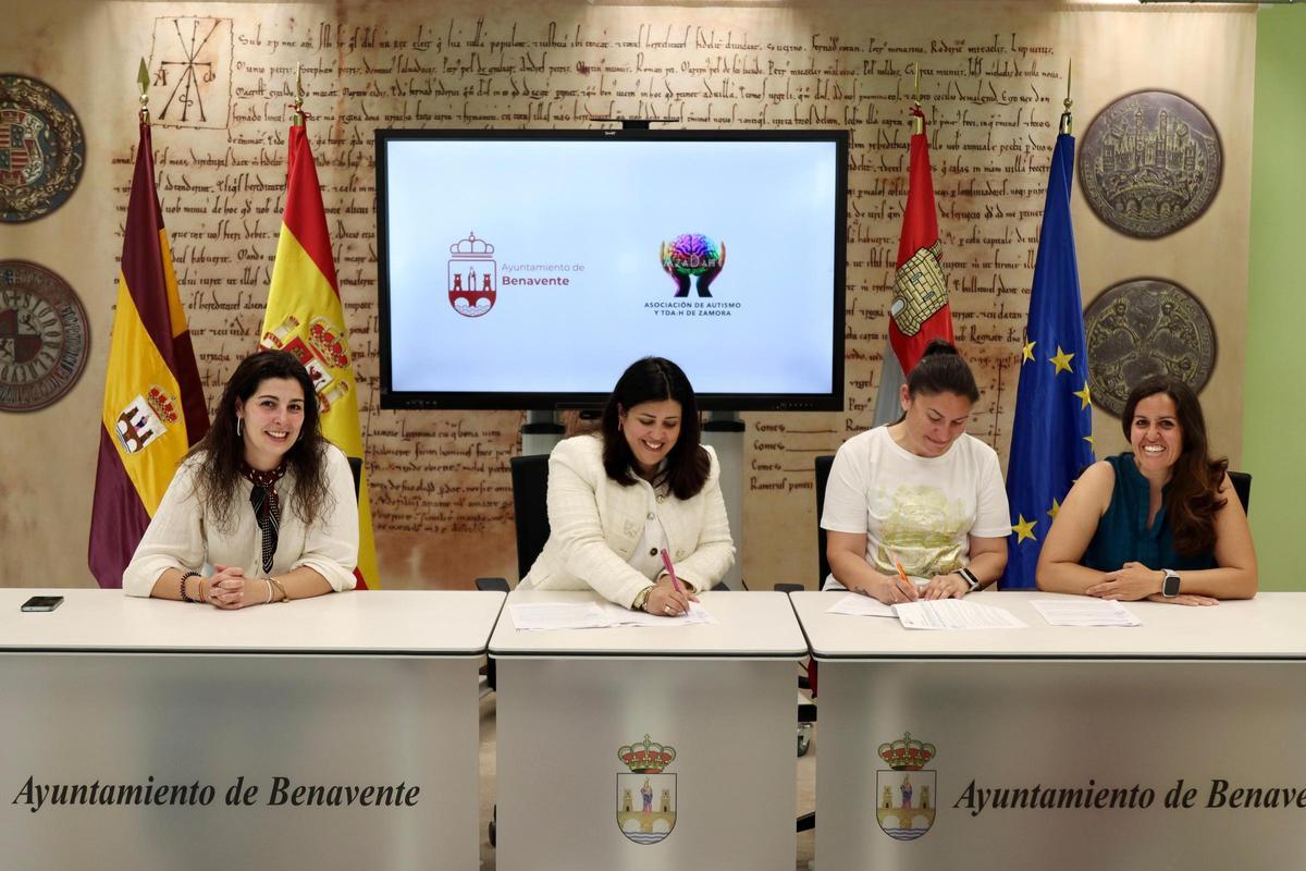 Imagen de la firma del convenio con Azadahi