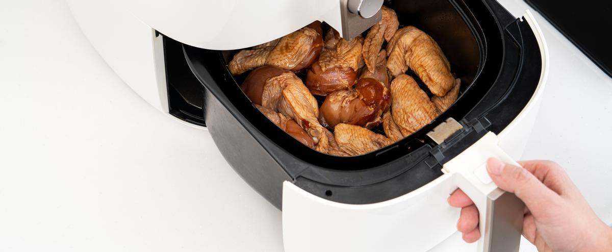 Freidora de aire: cómo hacer unas alitas de pollo crujientes