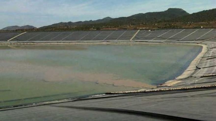 Imagen del embalse del Toscar donde ya está entrando agua en pruebas desde Villena.