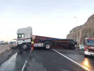 El accidente de un camión portacontenedores bloquea la entrada sur a Las Palmas