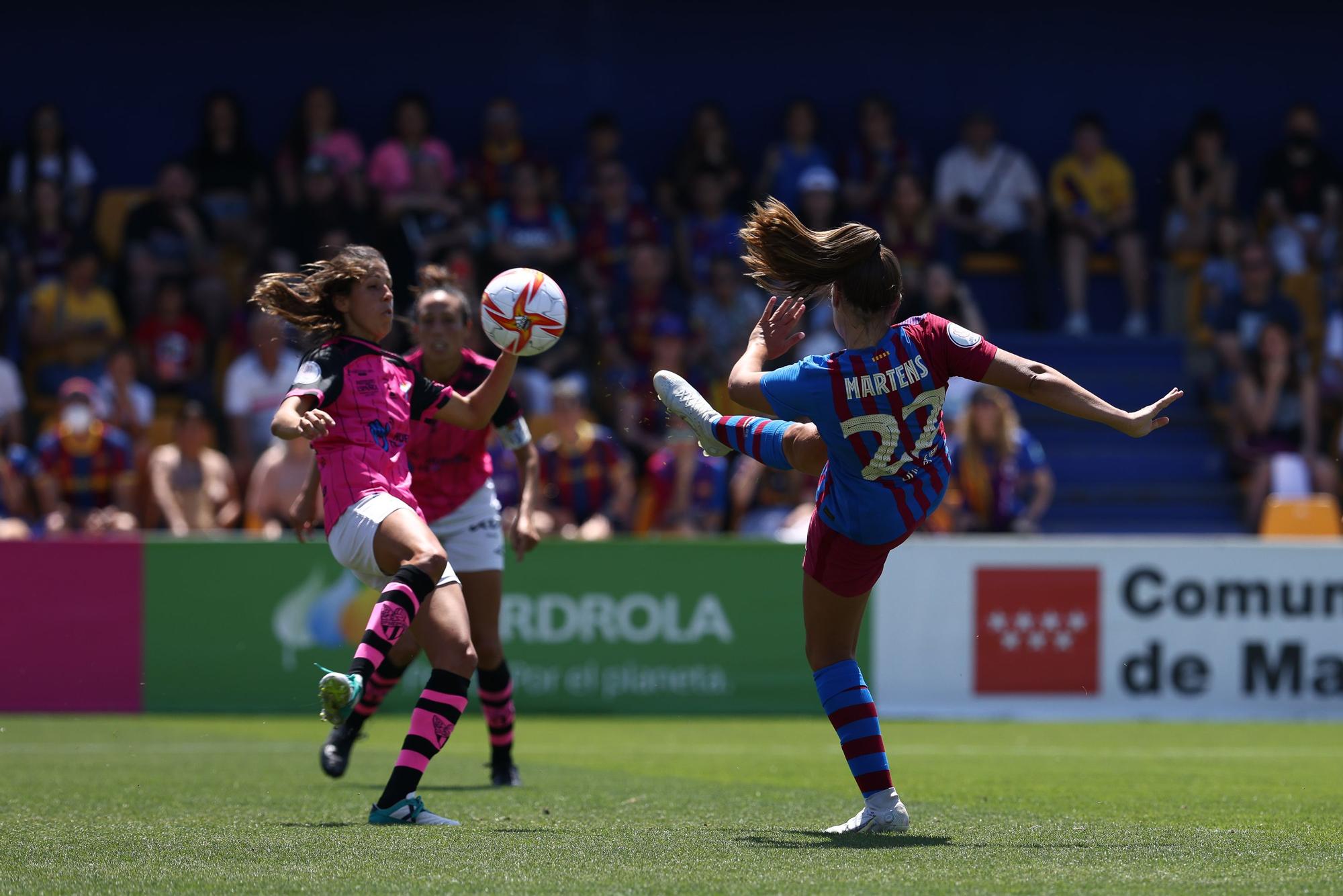 Lieke Martens, que xuta davant l&#039;oposició d&#039;una jugadora de l&#039;Sporting, ha fet dues assistències i un gol a la final