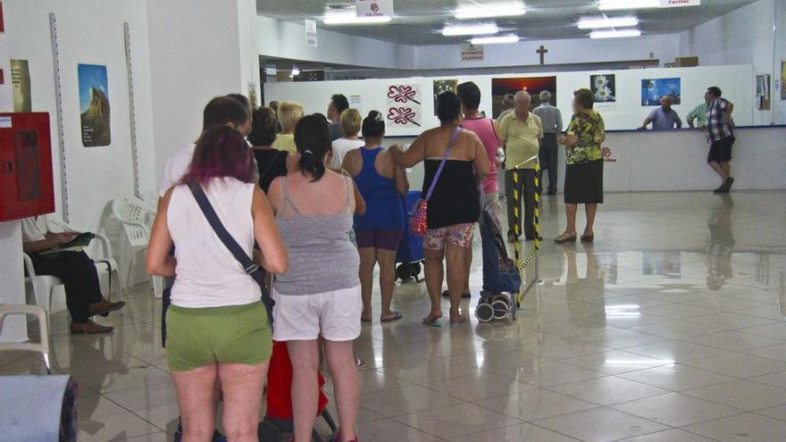 Una cola de atención en el economato de Cáritas