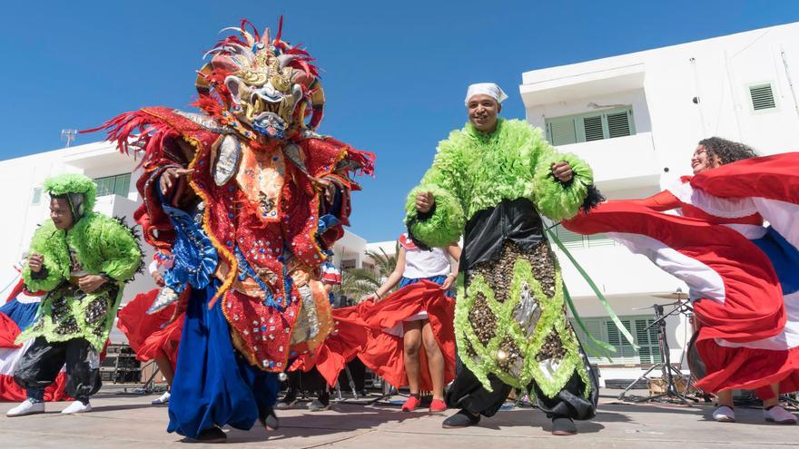 Mezcla de culturas en la fiesta más multitudinaria de Formentera