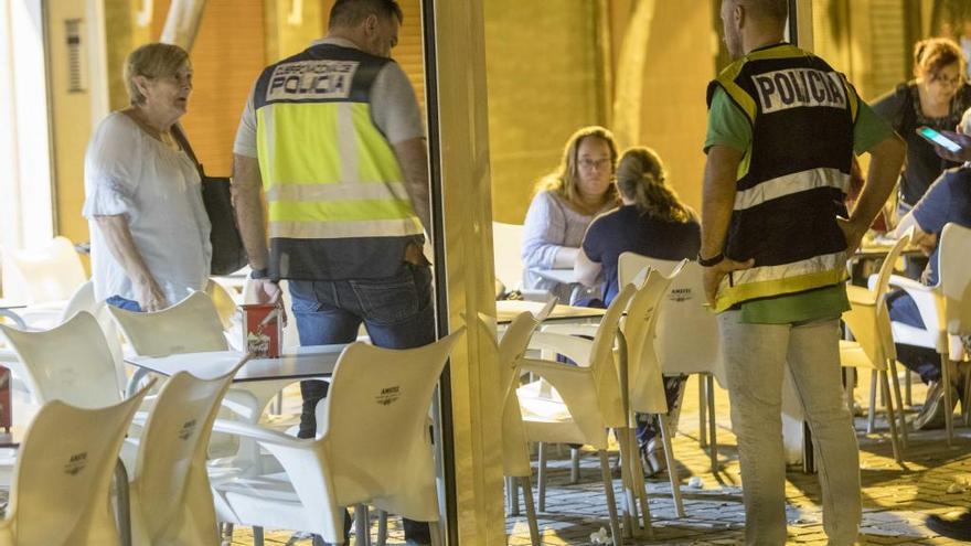 Agentes de la Policía Nacional en la cafetería donde se ha producido el ataque.