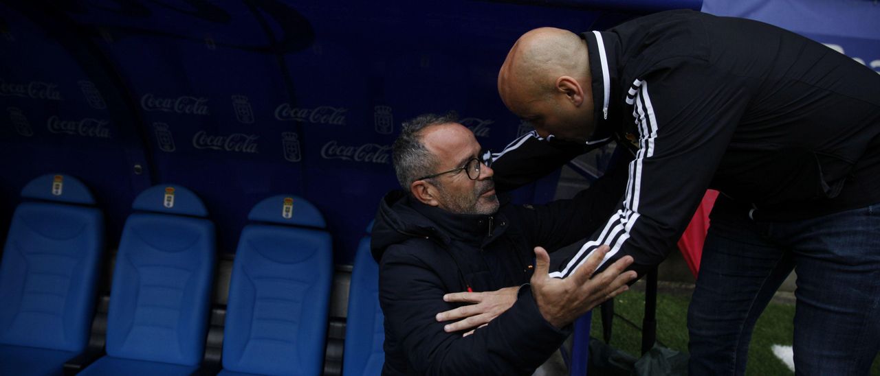 Álvaro Cervera saluda a Javi Rozada antes de un Real Oviedo-Cádiz