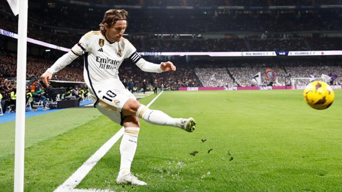 Luka Modric, sirviendo un córner en el Real Madrid-Villarreal