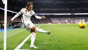 Luka Modric, sirviendo un córner en el Real Madrid-Villarreal