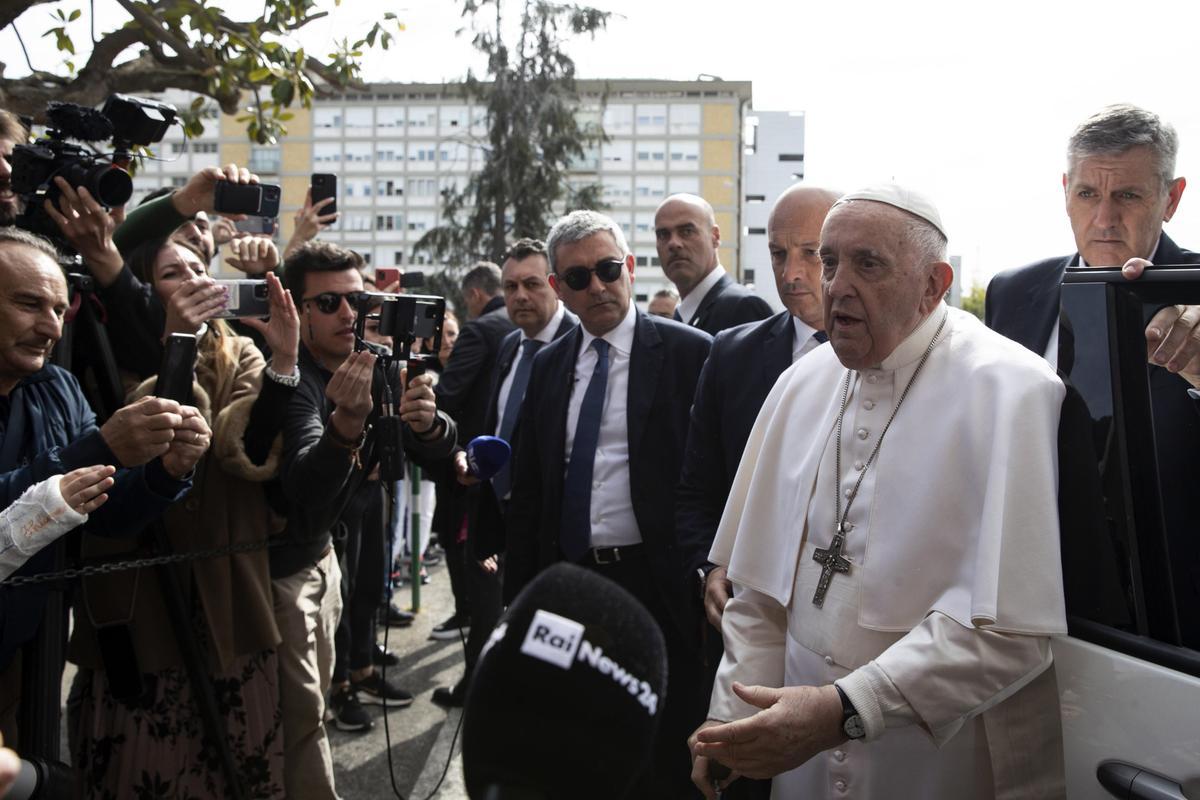 El Papa a su salida del hospital: Todavía estoy vivo. No tuve miedo