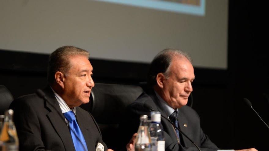 A la izquierda, Luis Jorge Olivarez Novalez, durante su ponencia este jueves en el Foro de Turismo de Maspalomas.