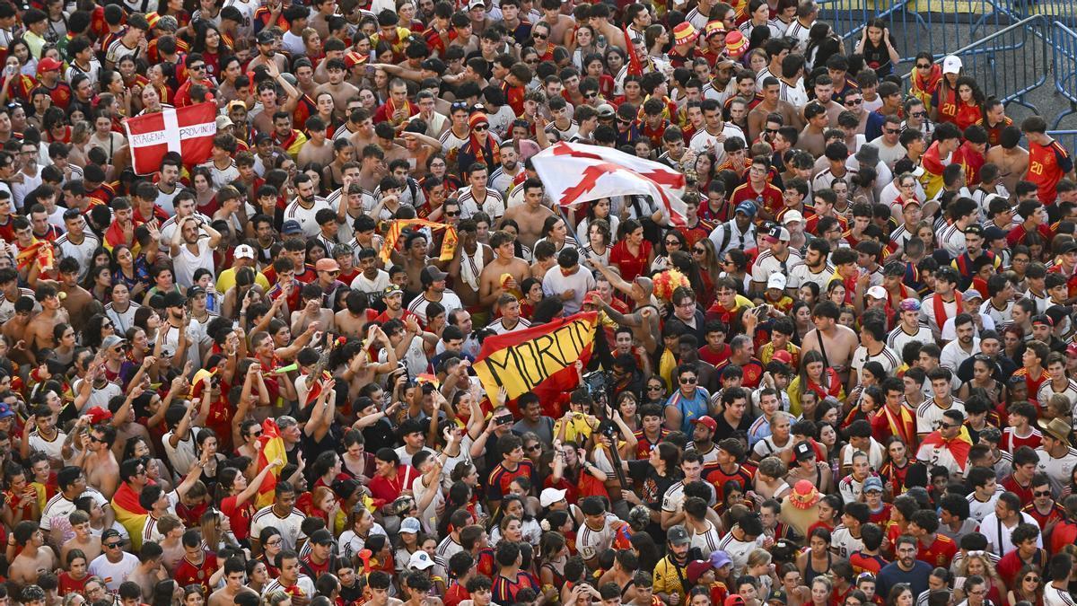 MADRID, 20/07/2026.- Cientos de aficionados españoles abarrotan la plaza de Cibeles mientras aguardan la llegada de la selección española tras proclamarse ayer campeones del mundo al derrotar en la final a Argentina. EFE/Fernando Villar.