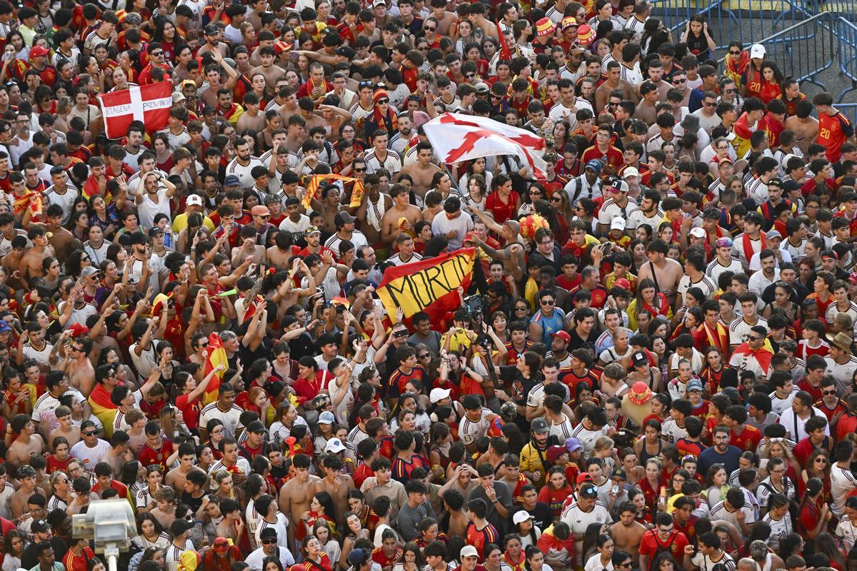 MADRID, 20/07/2026.- Cientos de aficionados españoles abarrotan la plaza de Cibeles mientras aguardan la llegada de la selección española tras proclamarse ayer campeones del mundo al derrotar en la final a Argentina. EFE/Fernando Villar.