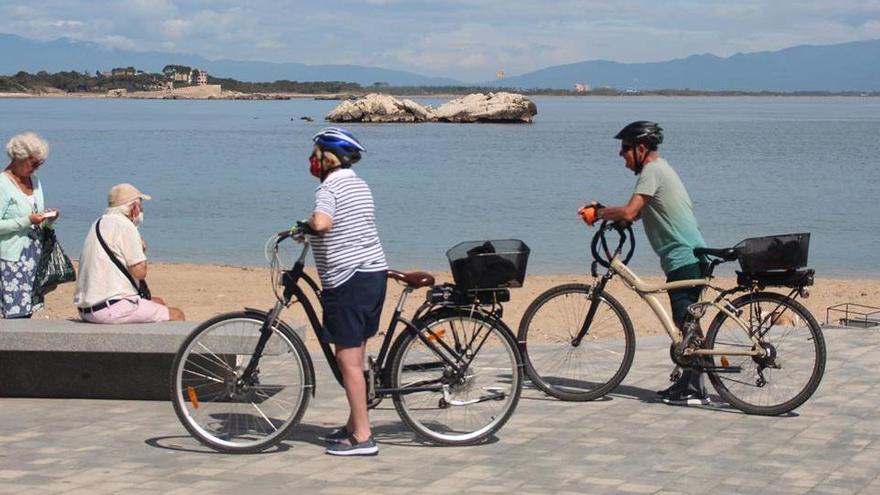 Persones anant en bicicleta per l&#039;Escala