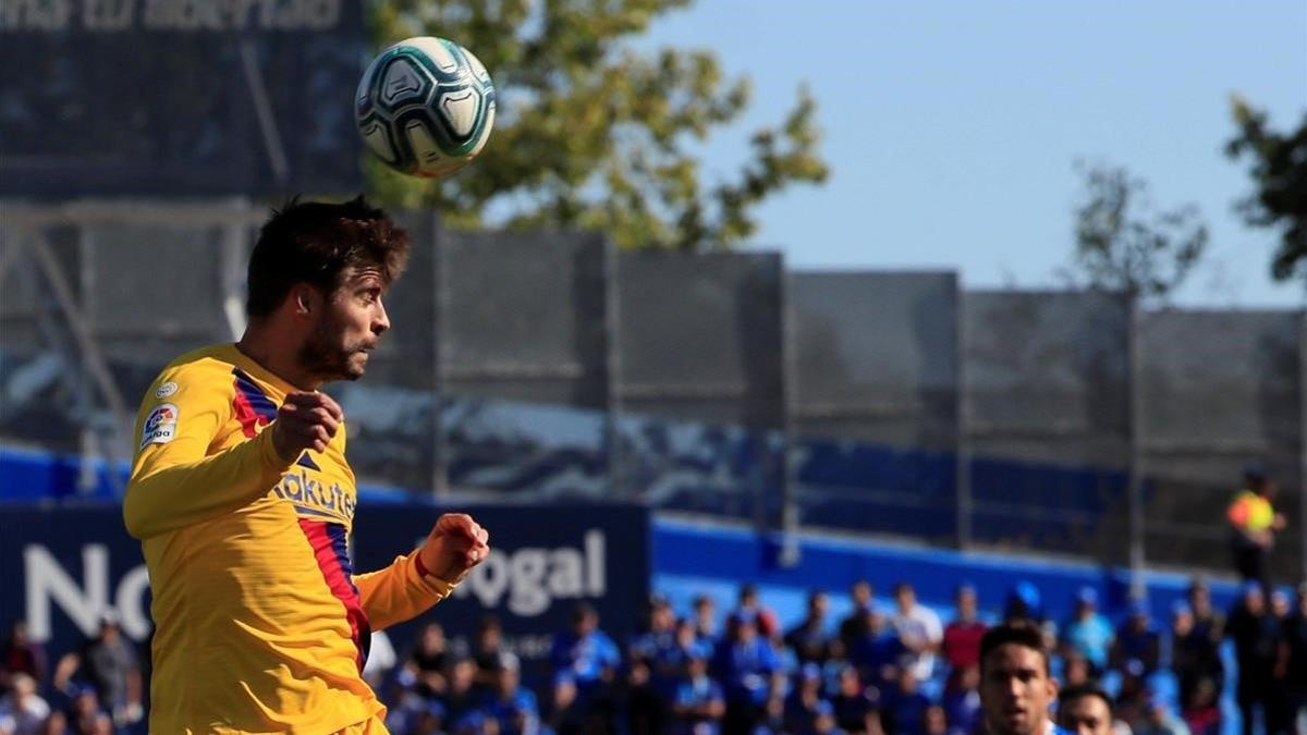 Piqué despeja un balón con la cabeza en el Getafe-Barça.