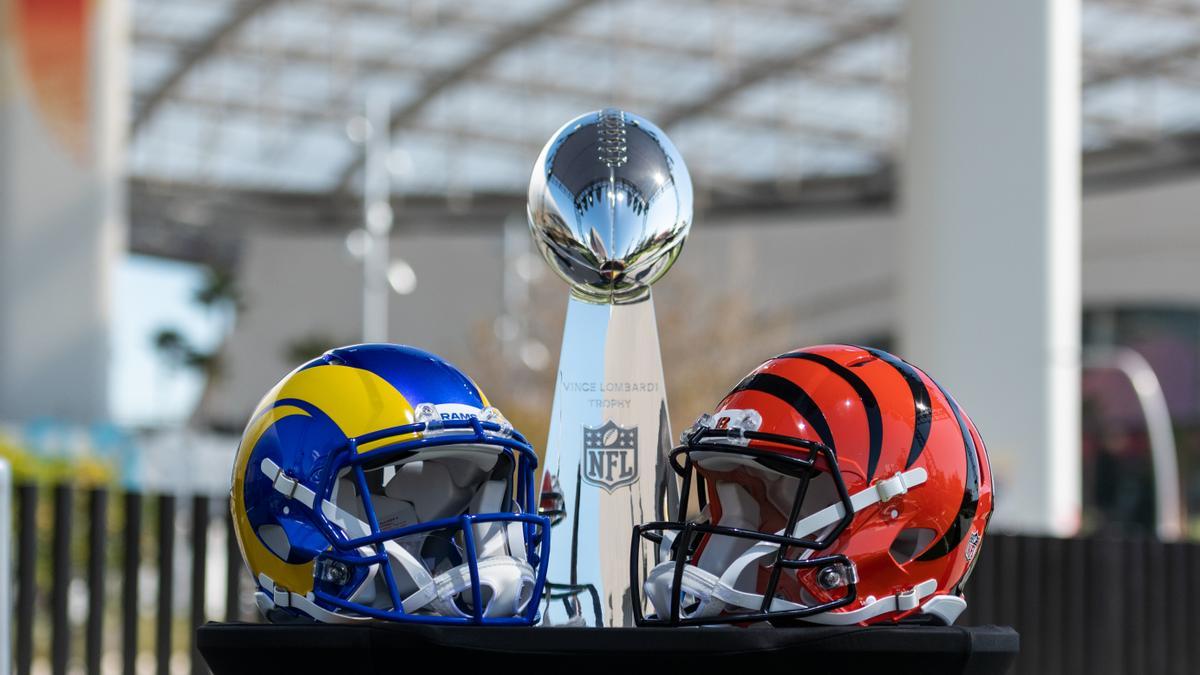 Los cascos de Los Angeles Rams y los Cinncinati Bengals junto al trofeo Vince Lombardi de la Super Bowl.