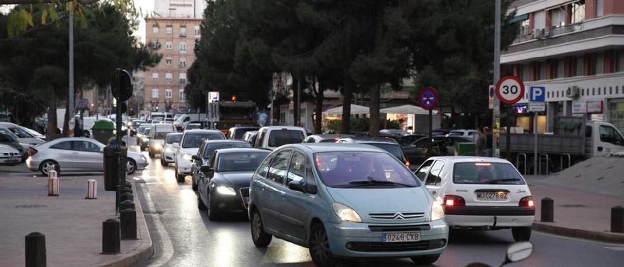 Coches circulando por una calle del centro de Murcia.