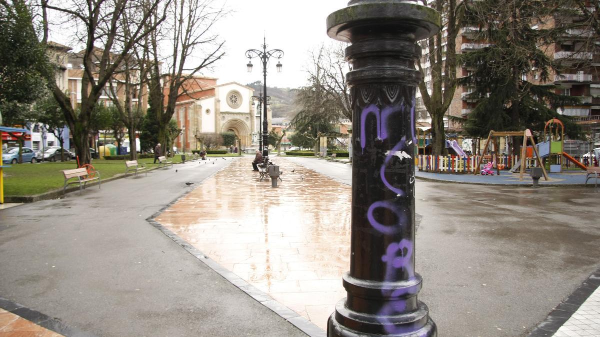 Pintadas en el parque Dolores Fernández Duro de La Felguera