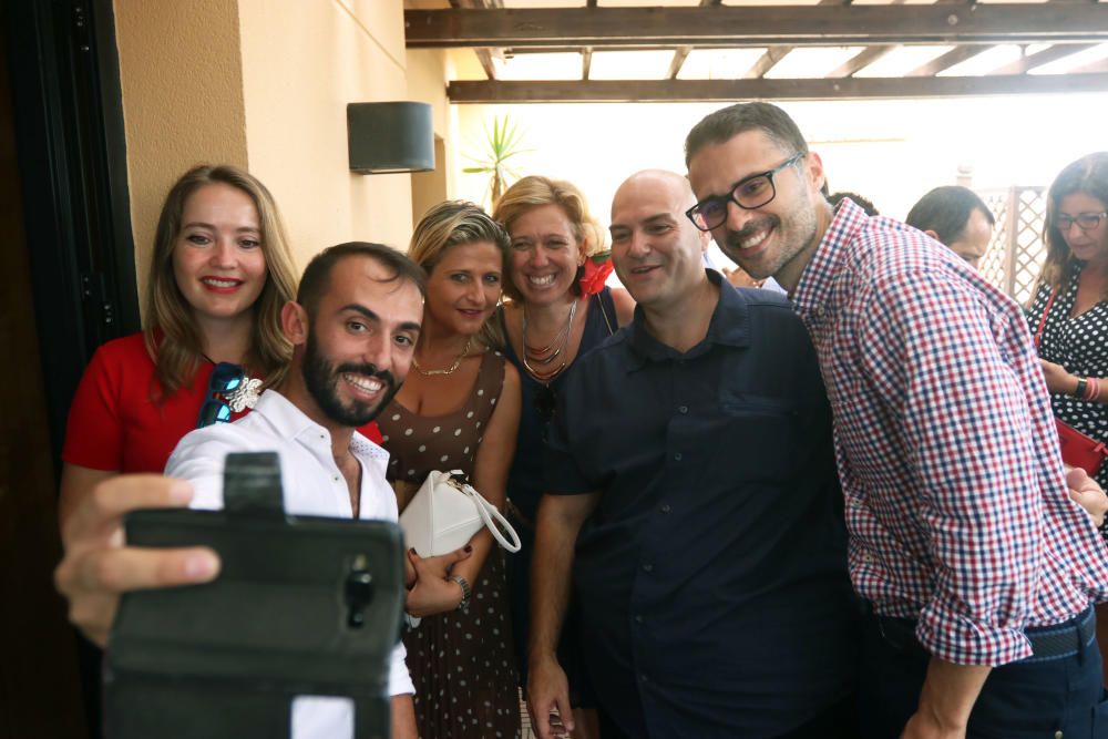 Cordial ambiente en la terraza de La Opinión, entre representantes políticos populares y socialistas a nivel regional y provincial.