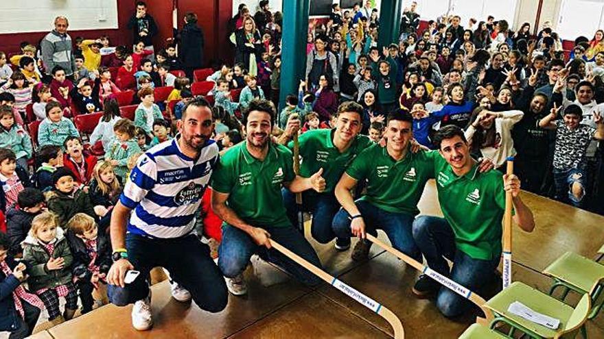 Sergio Tomé, Dava Torres, Fabri Ciocale, Martín Garaboa y Bruno di Benedetto, ayer en el colegio María Pita.