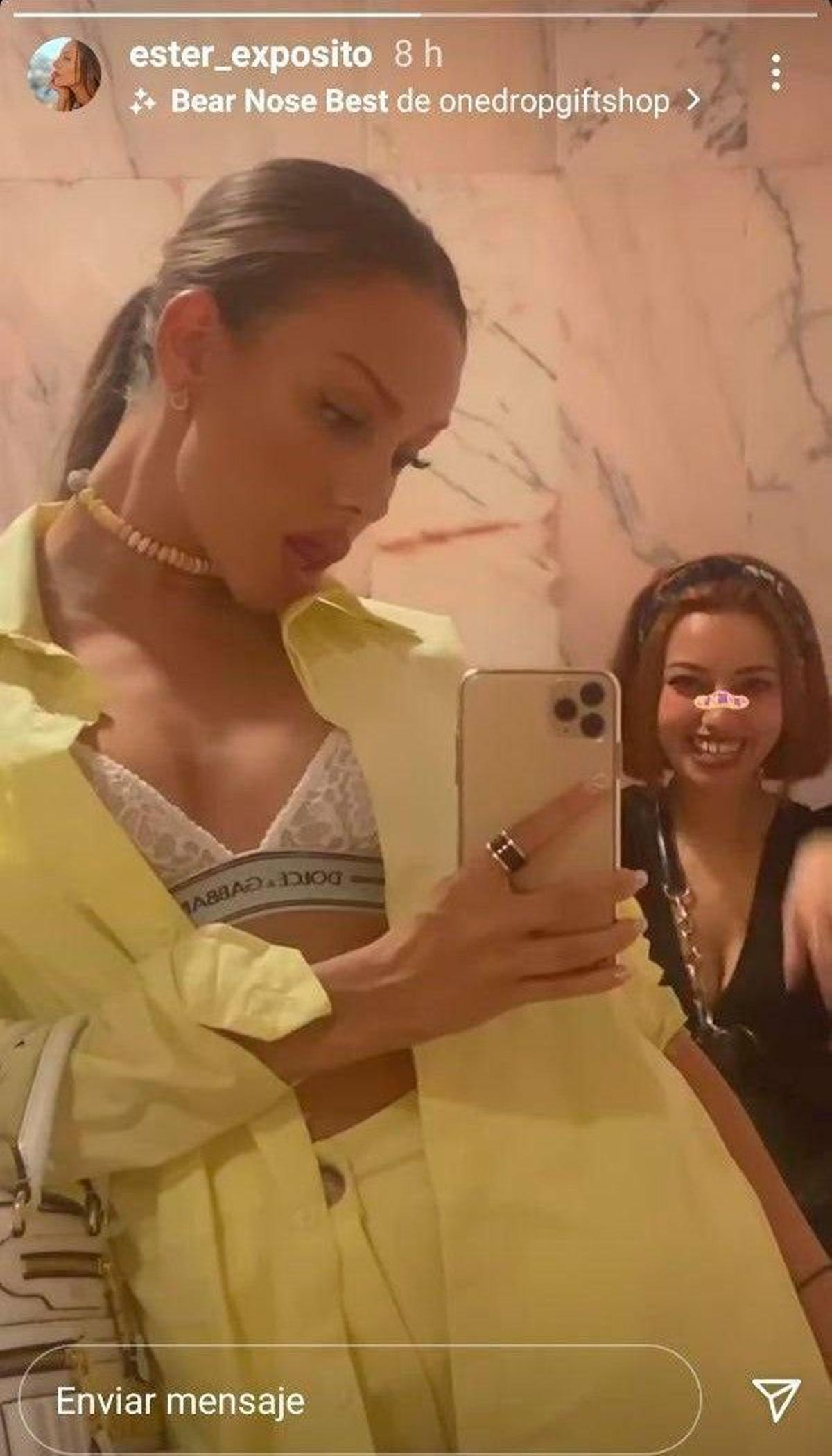 Ester Expósito enseña su look en Instagram (con collar de caramelos)