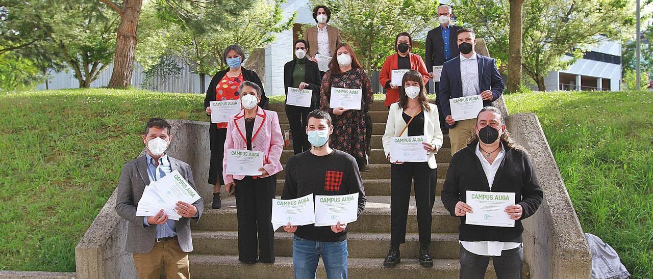 Algunos de los investigadores premiados, ayer en el recinto del campus de Ourense. |   // IÑAKI OSORIO