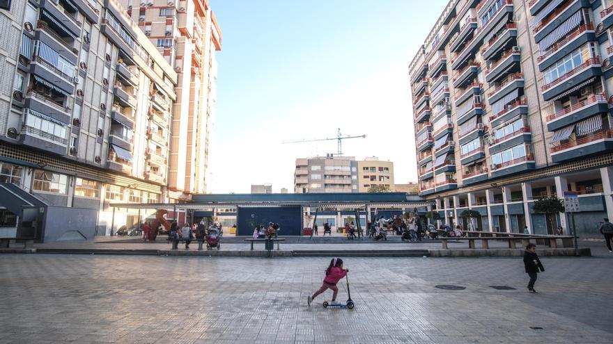 La plaza de los Pisos Azules de Elche: de los toldos tipo vela a los veladores a dos aguas