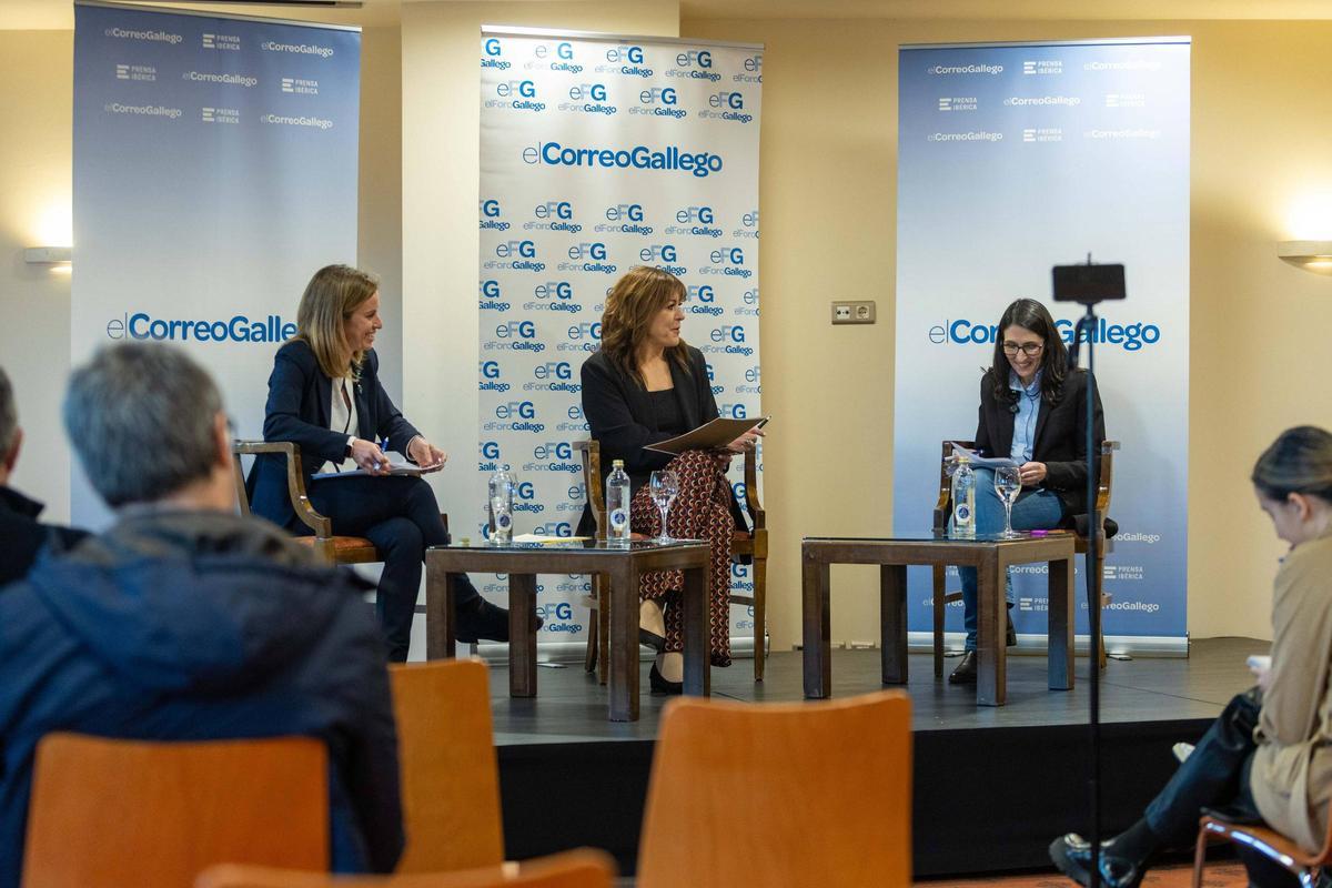 Maite Flores, á esquerda, Susana López (moderadora) e Rosa Crujeiras, durante o ‘cara a cara’ organizda por EL CORREO GALLEGO.