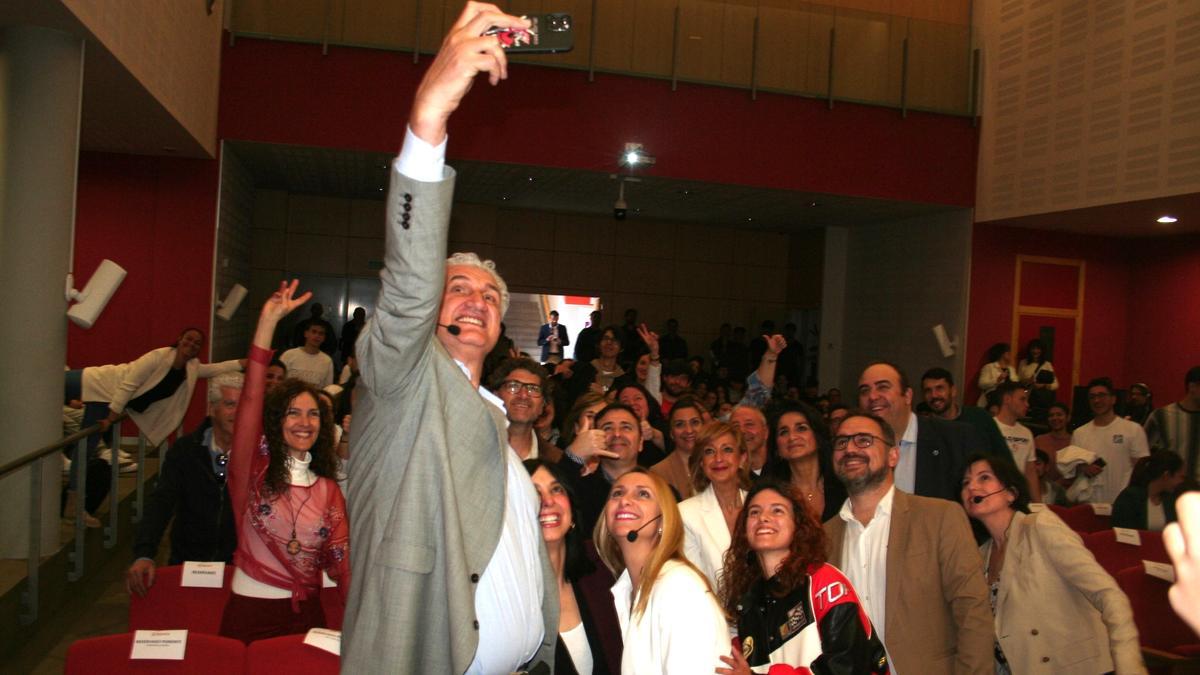 El jugador de baloncesto Fernando Romay durante el selfie que protagonizaba.