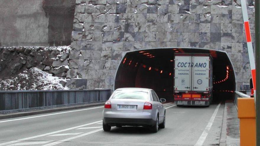 Jaca y el valle francés de Aspe renuevan el tratado fronterizo