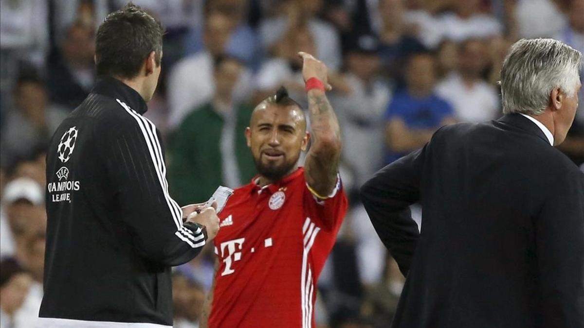 Arturo Vidal se lamenta tras ser expulsado del encuentro contra el Real Madrid