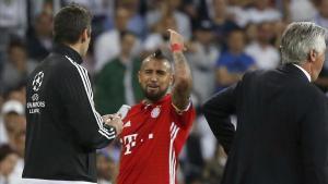 Arturo Vidal se lamenta tras ser expulsado del encuentro contra el Real Madrid.