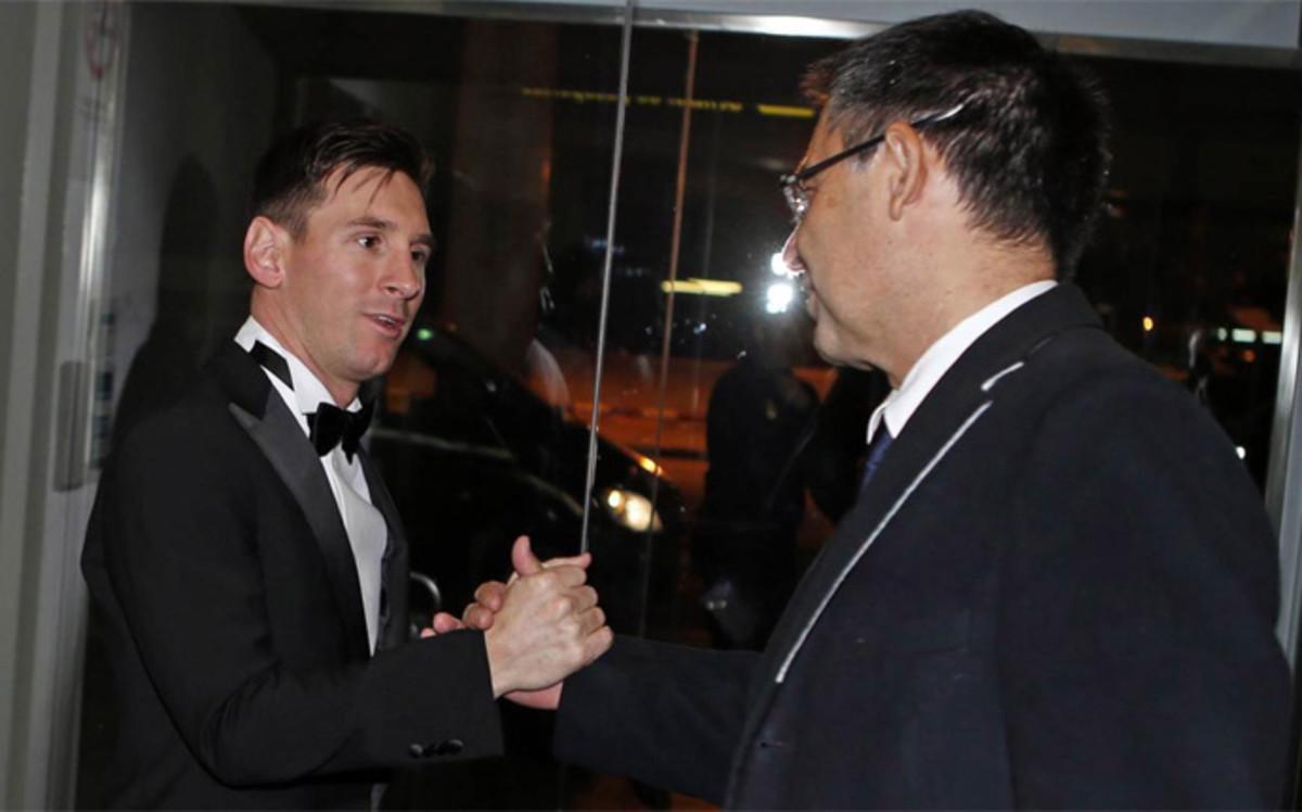 Leo Messi y Josep Maria Bartomeu en la gala del Balón de Oro 2016