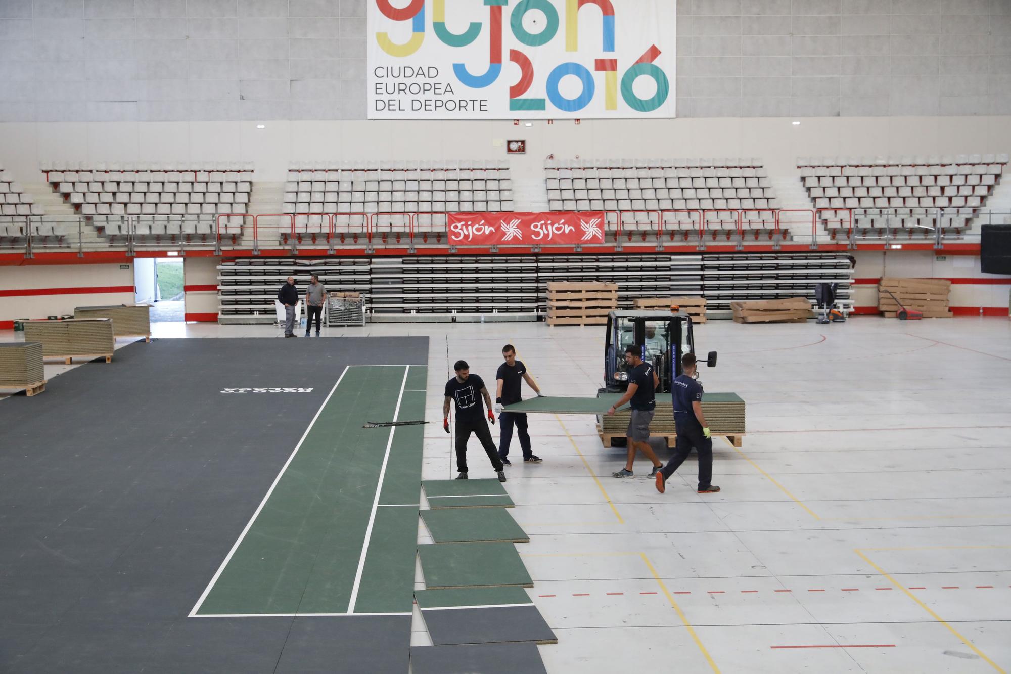 EN IMÁGENES: Así fue el montaje de la pista central del Gijón Open en el Palacio de los Deportes de La Guía