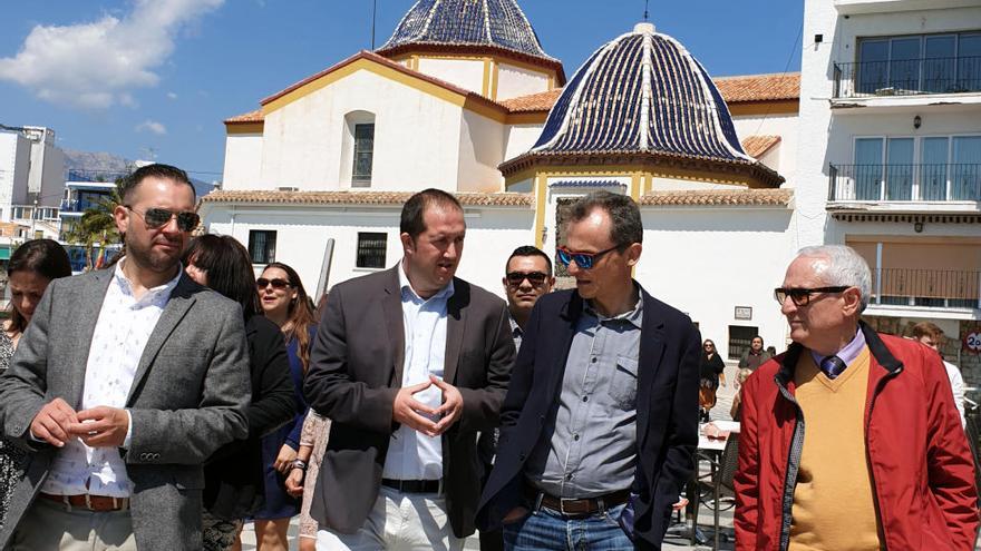 El candidato del PSPV, Rubén Martínez, y otros miembros de su candidatura durante una visita del ministro Pedro Duque a la ciudad.