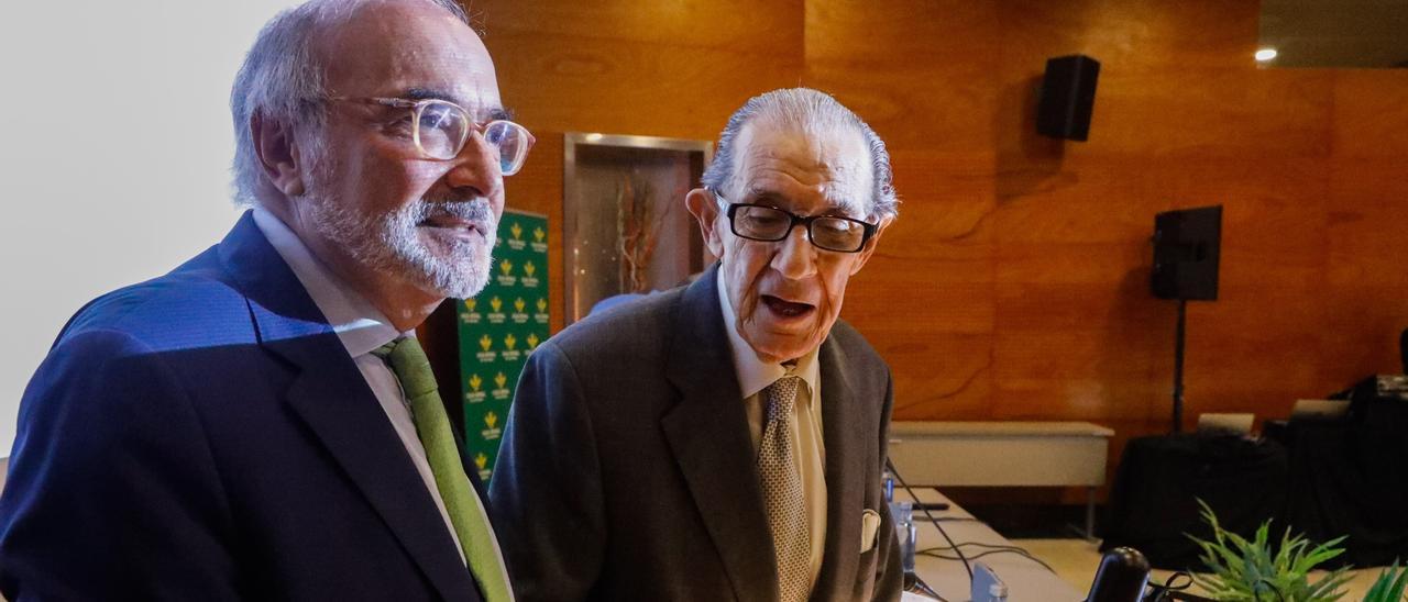 El presidente de los Cursos de La Granda, Benigno Pendás, y su antecesor y presidente de honor, Juan Velarde.