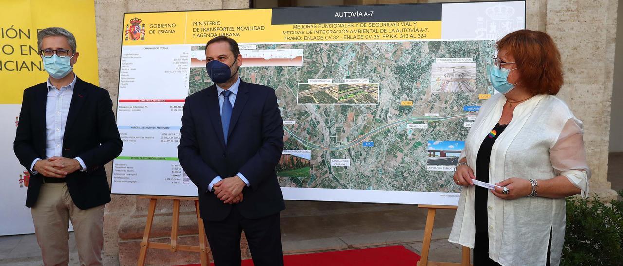 El ministro Ábalos y el conseller Arcadi España durante la presentación de las obras de ampliación del baipás