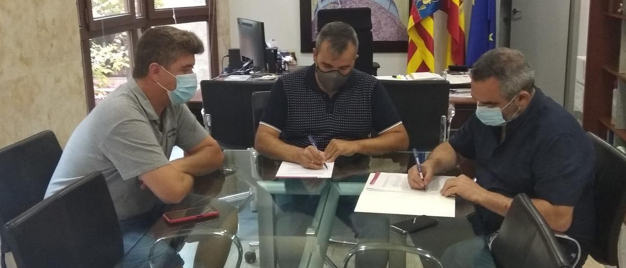 La firma del convenio en la Alcaldía de Aspe.