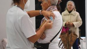 Una mujer recibe la vacuna de refuerzo contra el covid (archivo)