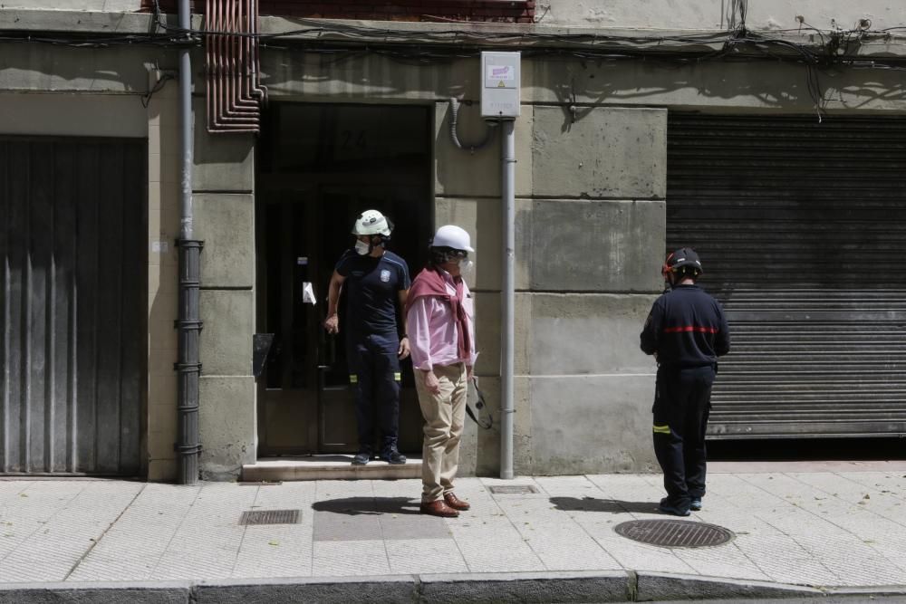 Vuelven vecinos desalojados en un barrio de Oviedo