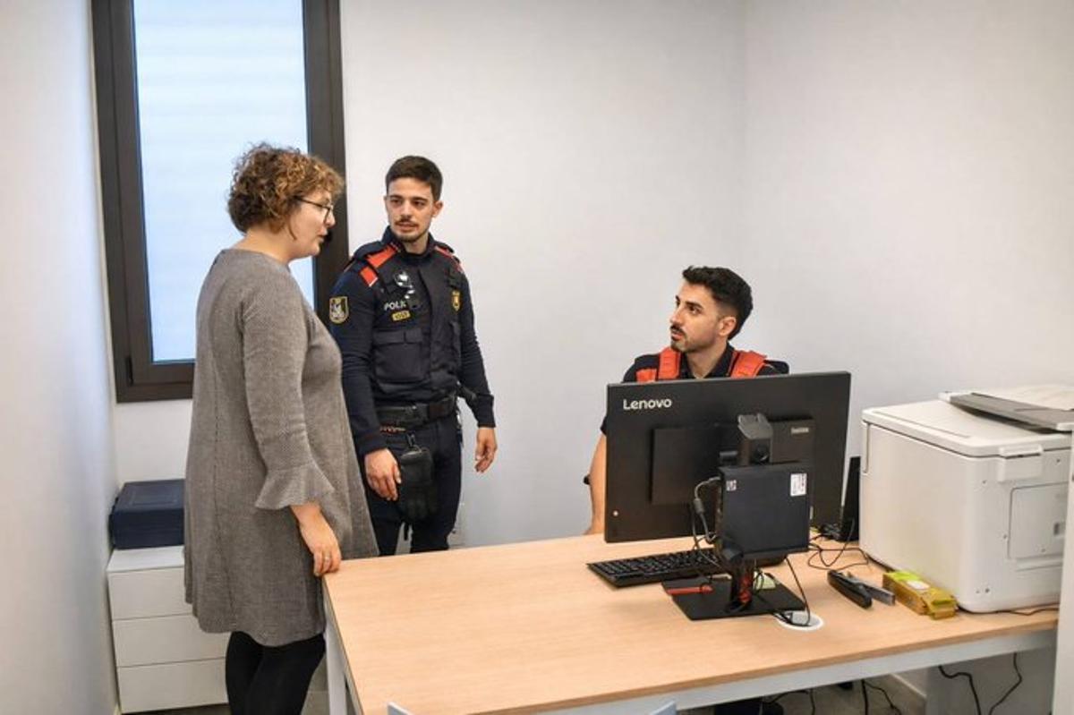 La regidora Sílvia Aliu amb dos agents dels Mossos.