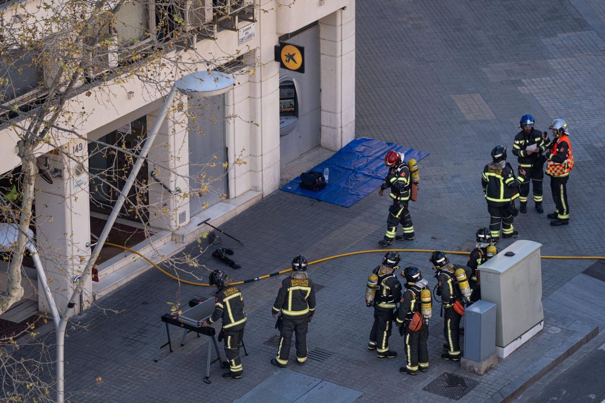 Bomberos de Barcelona acuden a un incendio en la calle Urgell
