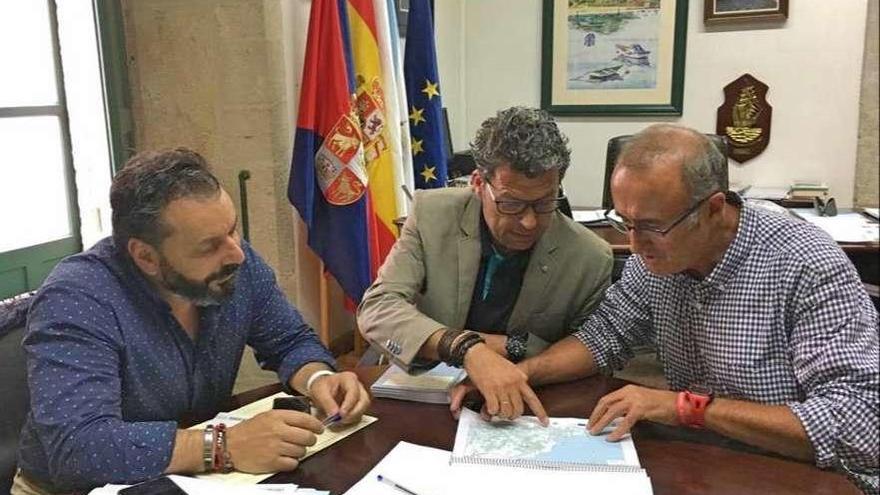 Paco Ferreira, alcalde de Gondomar, Carlos Gómez, de Baiona, y Juan González, de Nigrán, ayer. // D.P.